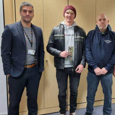 Harri Sutherland a'i wobr ar ôl dod yn fuddugol yng nghystadleuaeth plastro SkillBuild2024 gyda Mark Allen, Steven Ellis a Wayne Taylor